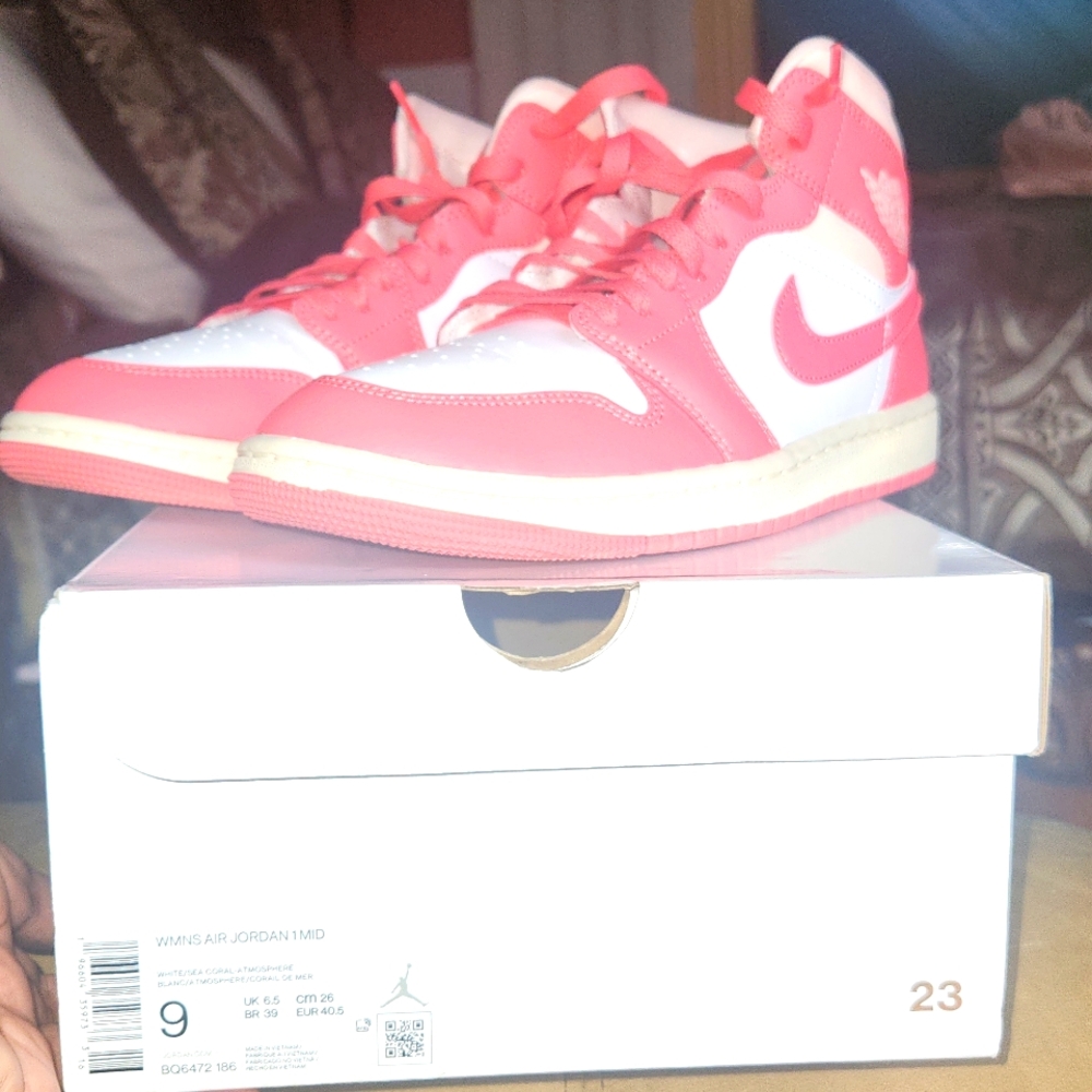 Size 9 Women Air Jordan 1 mid